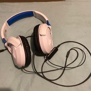 Turtle beach plug in headphones.